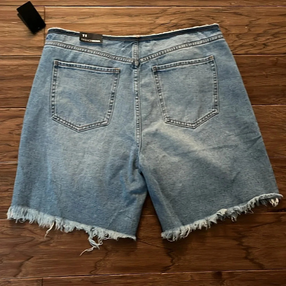 Fashion Nova Flaunting It Baggy Ripped Denim Bermuda Shorts Size 11 - Picture 5 of 9